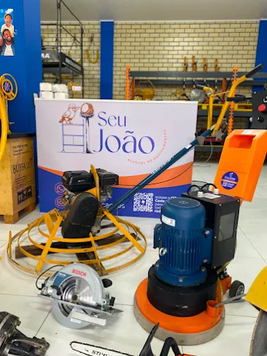 Equipamentos expostos no interior da loja Seu João